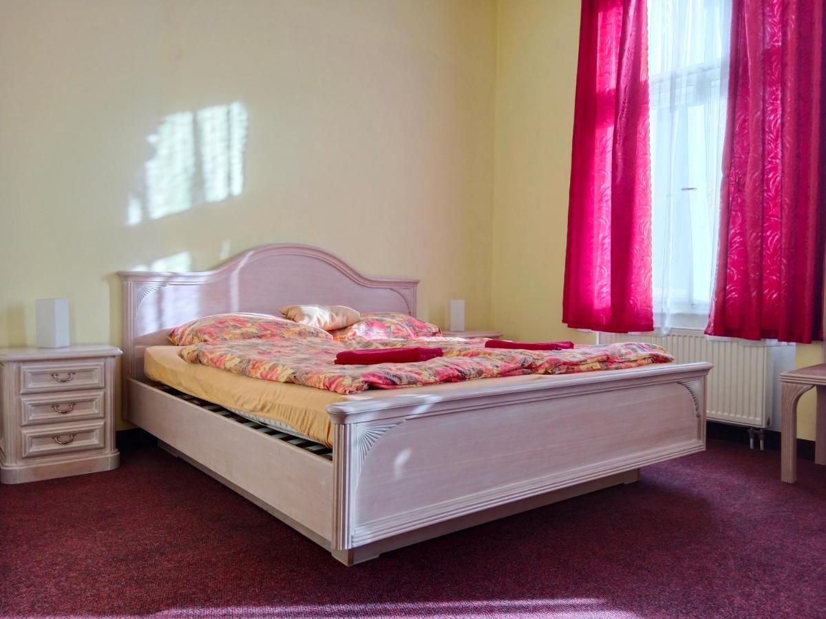Hotel St. Maur à Bečov nad Teplou Extérieur photo